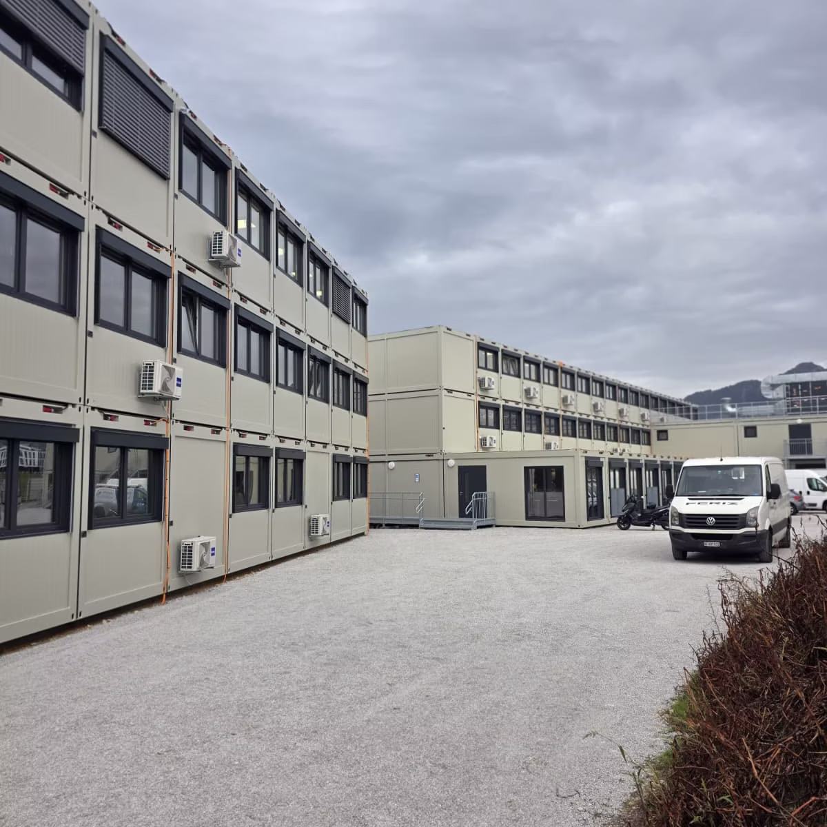 Mehrgeschossige Containeranlage beim Montageprojekt in Bulle