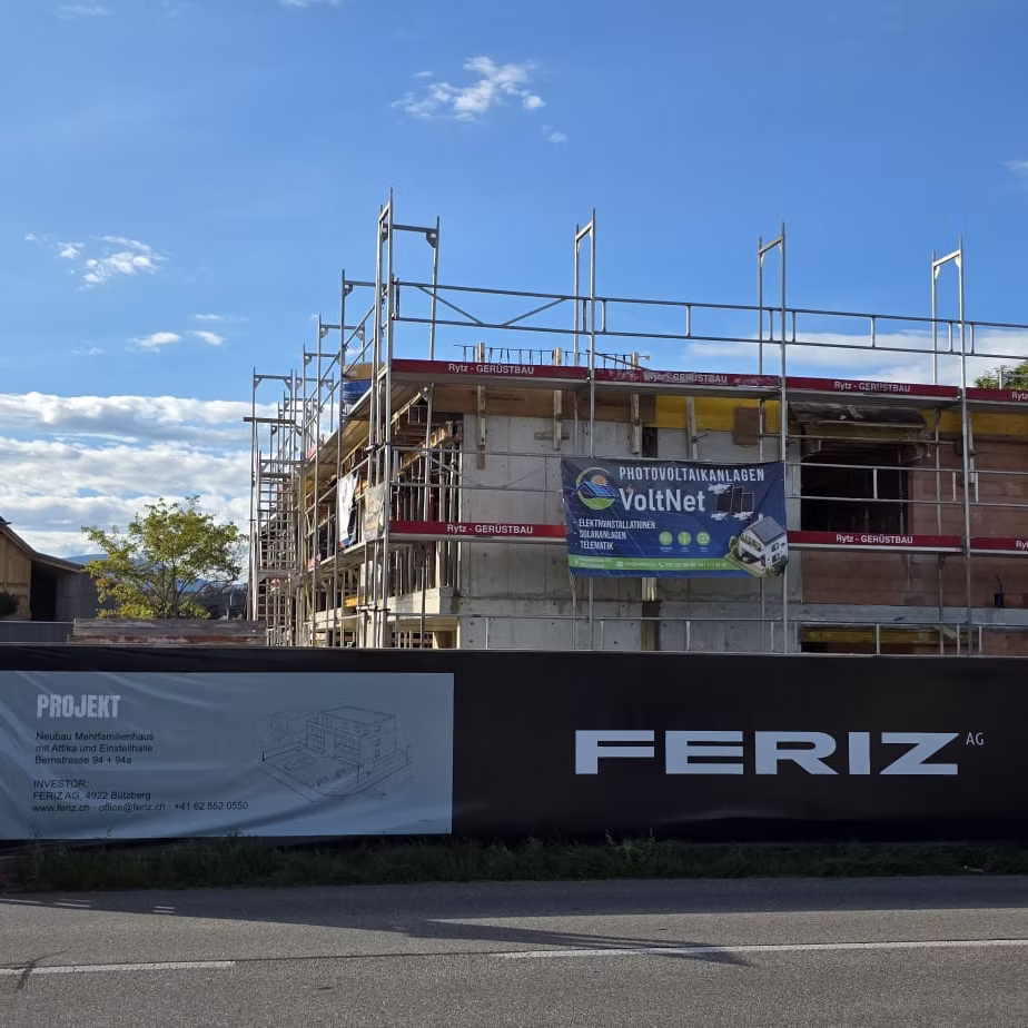 Rohbau in Oberönz mit Baugerüst und FERIZ-Banner