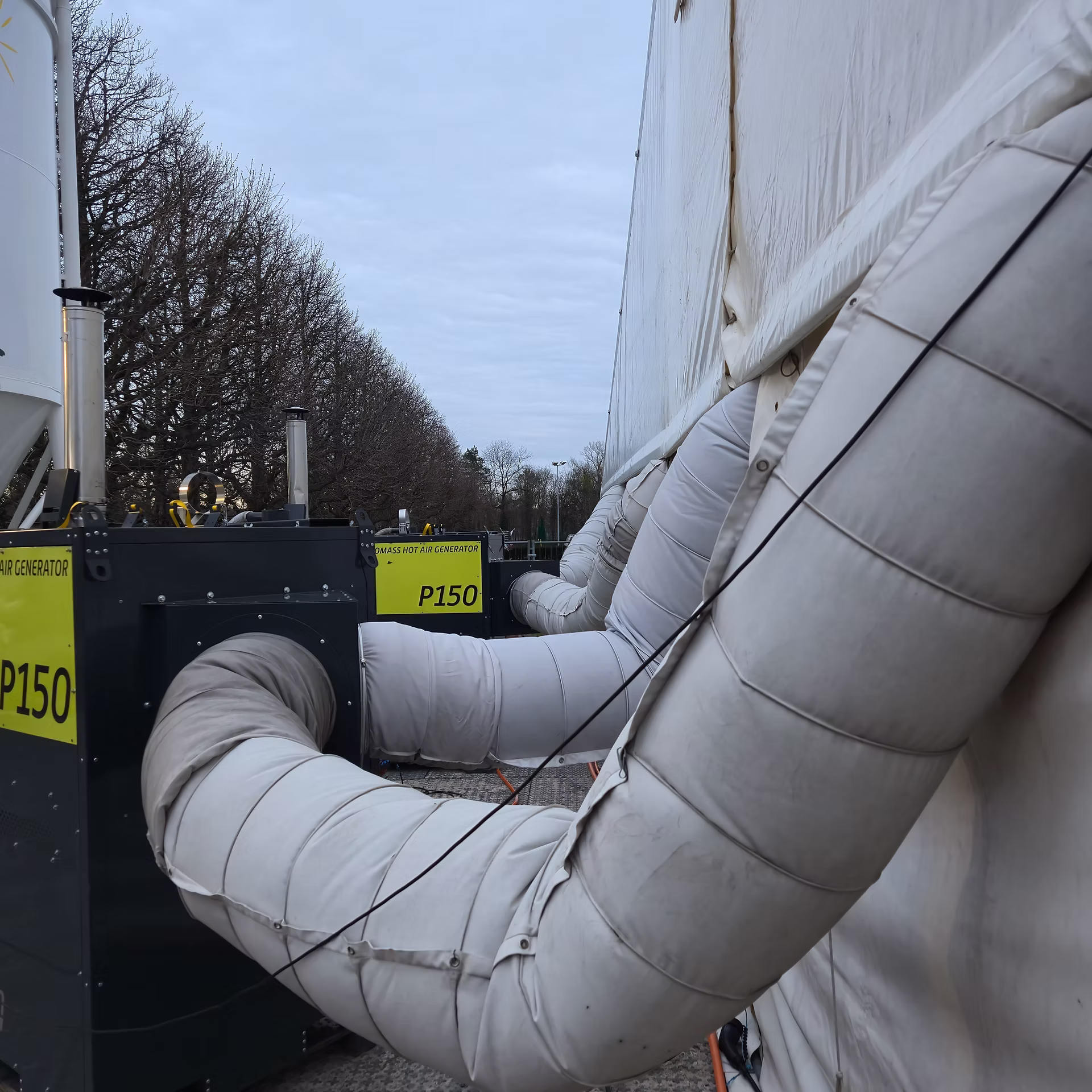 Warmluftschläuche führen heisse Luft aus Pellet-Heizungen in die Veranstaltungszelte. © FERIZ AG