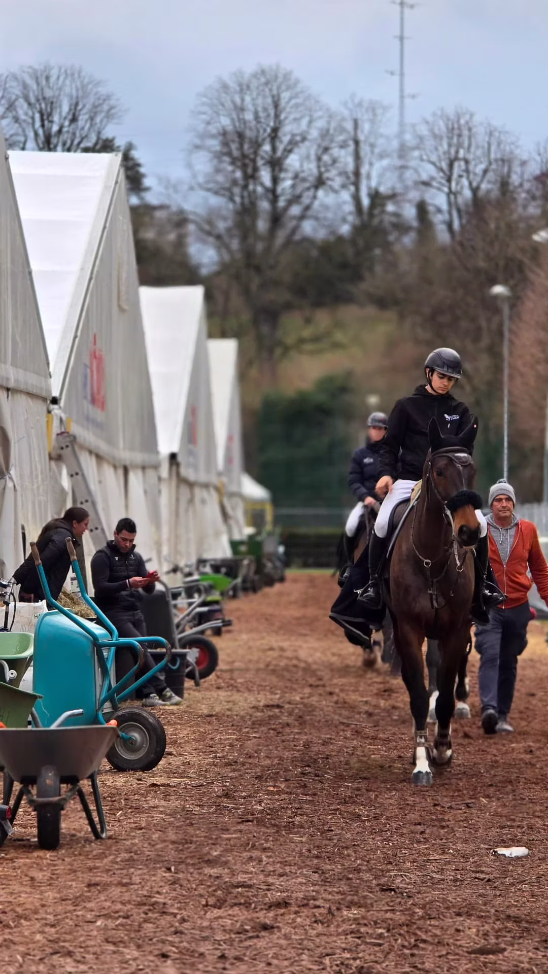 Reiter zu Pferd in den Stallbereichen des LONGINES CHI CLASSICS BASEL 2025 - © FERIZ AG | Nutzung nur mit Genehmigung