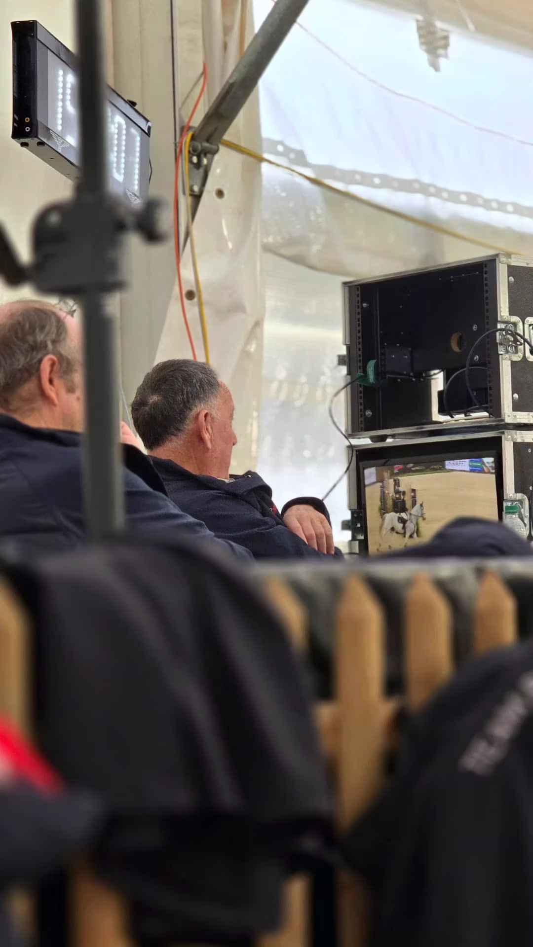 Mehrere Personen sitzen an einem Kontrollpunkt mit technischen Geräten. © FERIZ AG